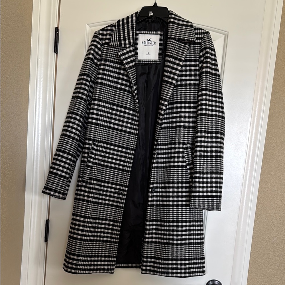 Hollister Women's Black and White Plaid Coat